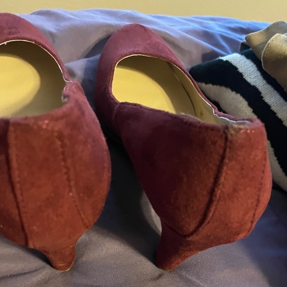 Unlisted Kenneth Cole Film Maker Burgundy Velvet Heels Sz 8 1/2 Wide - Picture 6 of 9